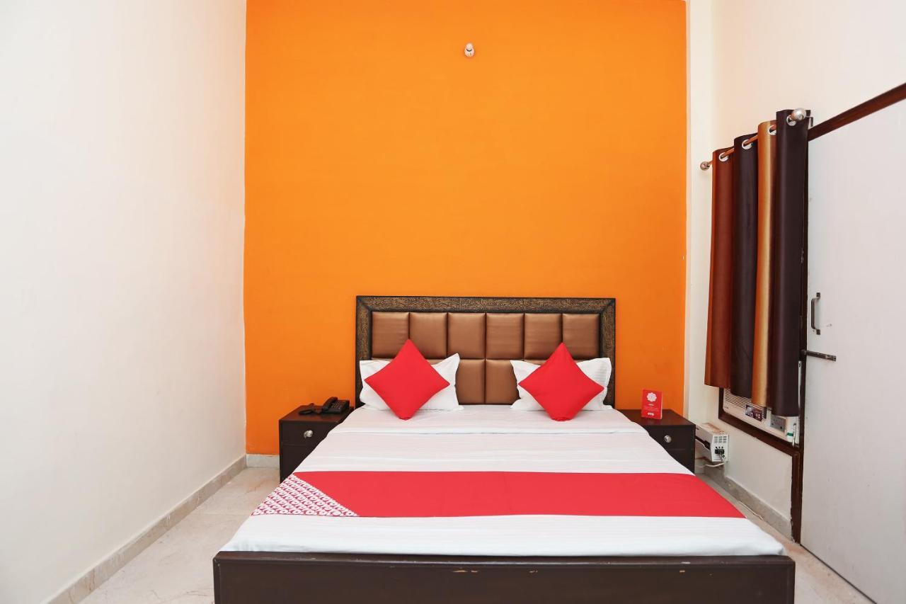 Oyo 29517 Hotel Barsana Palace Chhata Exteriör bild
