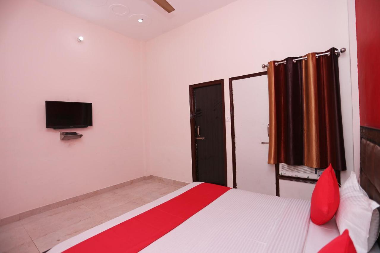 Oyo 29517 Hotel Barsana Palace Chhata Exteriör bild