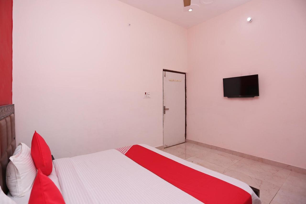 Oyo 29517 Hotel Barsana Palace Chhata Exteriör bild