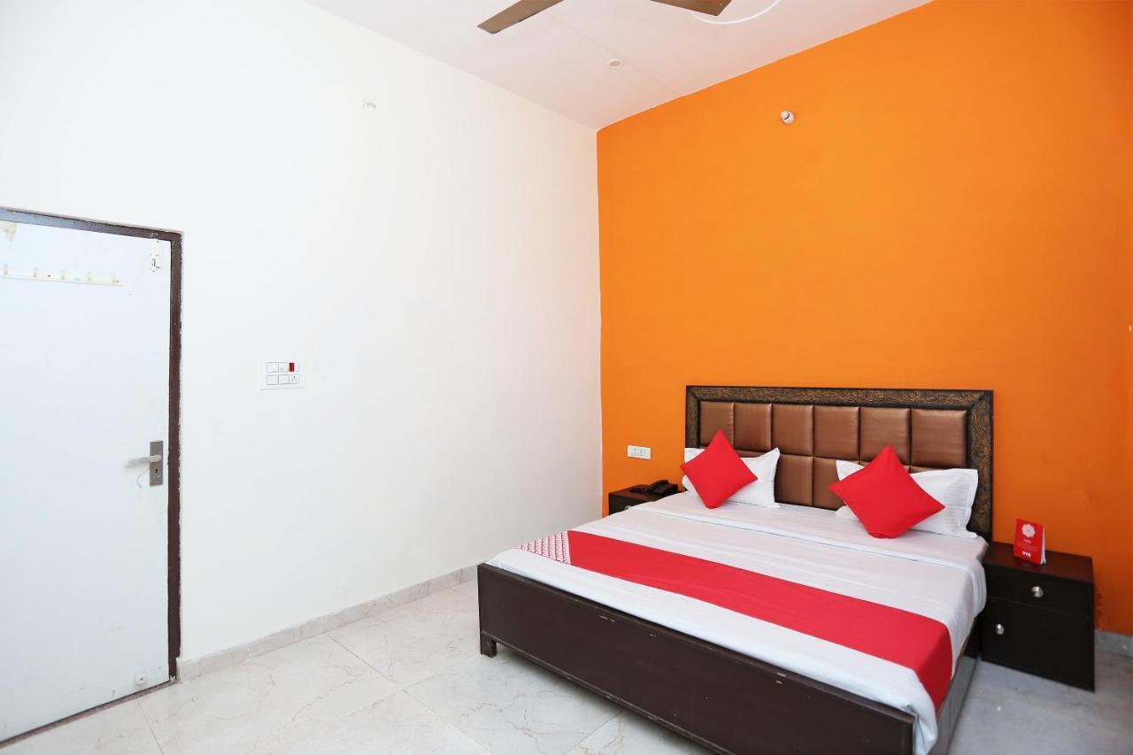 Oyo 29517 Hotel Barsana Palace Chhata Exteriör bild