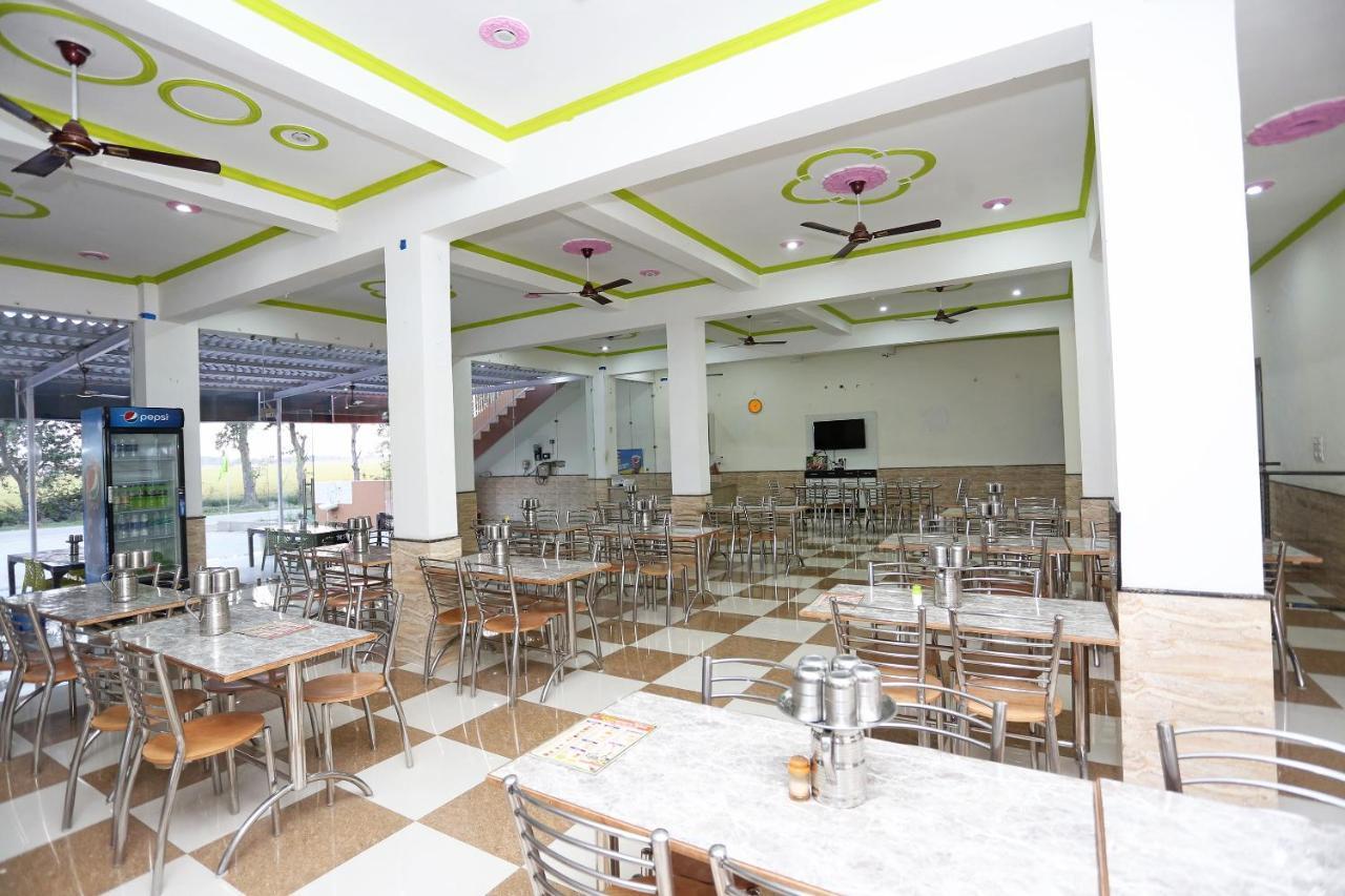 Oyo 29517 Hotel Barsana Palace Chhata Exteriör bild