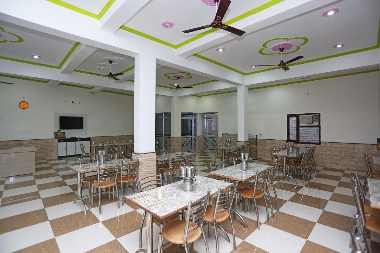 Oyo 29517 Hotel Barsana Palace Chhata Exteriör bild