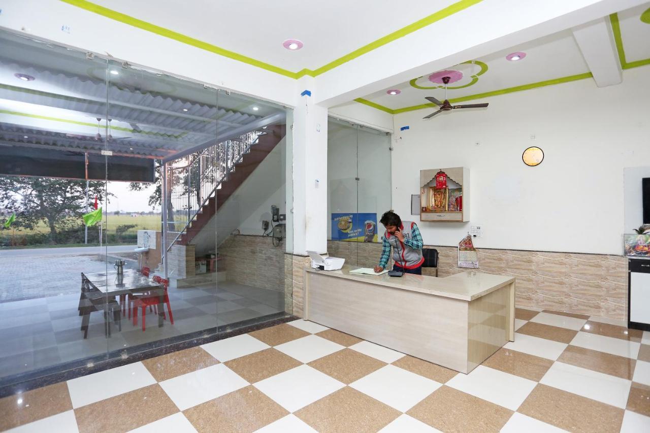 Oyo 29517 Hotel Barsana Palace Chhata Exteriör bild